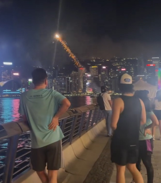 另一段影片則拍攝到星光大道上空有至少兩發煙花由欄杆位置射空半空,吸引多名在場人士圍觀。(Threads)