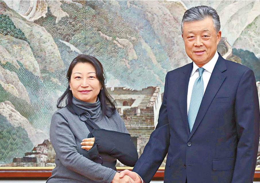 鄭若驊致辭時提到,在2019年11月出訪英國簡介香港情況時,她被一些有計劃的人安排在後巷下車,其後被一些在現場等待的暴徒襲擊並推倒在地,差點被「私了」,自己手腕斷了,但有國家作為強大的後盾,安全回國。(資料圖片)