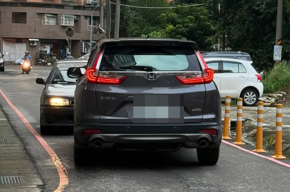 台灣桃園市中壢區上周四(5日)上演一場荒誕鬧劇,兩輛私家車於狹窄巷道相遇,雙方司機都拒絕讓步,竟然從下午僵持到晚間僵持達3小時之久,引來民眾圍觀,最終要靠警方介入調解才能化解。(圖翻攝自社會事新聞影音)