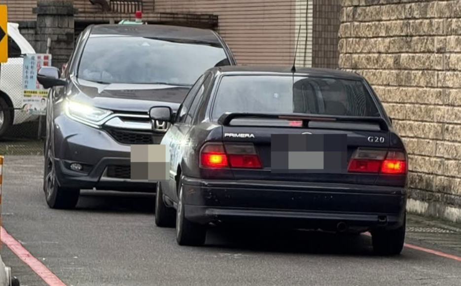 台灣桃園市中壢區上周四(5日)上演一場荒誕鬧劇,兩輛私家車於狹窄巷道相遇,雙方司機都拒絕讓步,竟然從下午僵持到晚間僵持達3小時之久,引來民眾圍觀,最終要靠警方介入調解才能化解。(圖翻攝自社會事新聞影音)