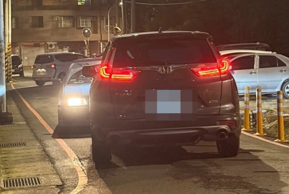 台灣桃園市中壢區上周四(5日)上演一場荒誕鬧劇,兩輛私家車於狹窄巷道相遇,雙方司機都拒絕讓步,竟然從下午僵持到晚間僵持達3小時之久,引來民眾圍觀,最終要靠警方介入調解才能化解。(圖翻攝自社會事新聞影音)