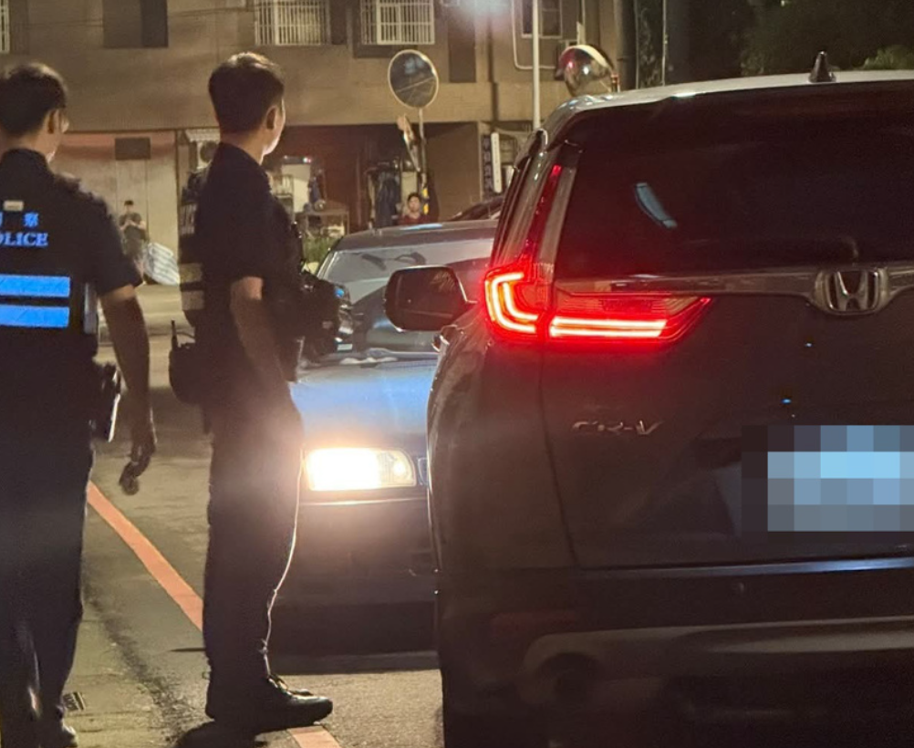 台灣桃園市中壢區上周四(5日)上演一場荒誕鬧劇,兩輛私家車於狹窄巷道相遇,雙方司機都拒絕讓步,竟然從下午僵持到晚間僵持達3小時之久,引來民眾圍觀,最終要靠警方介入調解才能化解。(圖翻攝自社會事新聞影音)