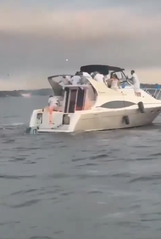 紐約傳遊艇超載+酒駕爆炸起火 乘客跳海逃生釀23傷