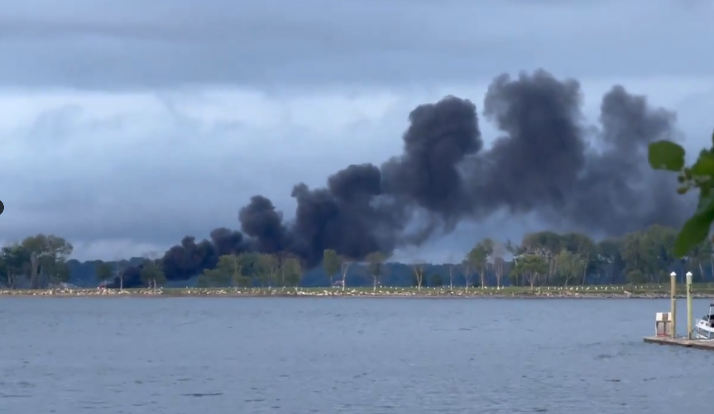 紐約傳遊艇超載+酒駕爆炸起火 乘客跳海逃生釀23傷