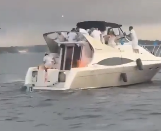 紐約傳遊艇超載+酒駕爆炸起火 乘客跳海逃生釀23傷