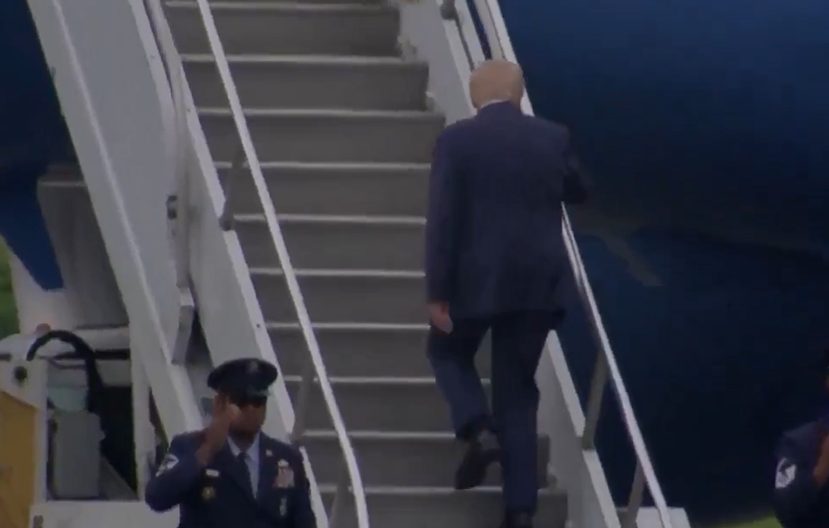 特朗普登機險面向地跌倒 迴力鏢昔日諷拜登老到走路不穩(有片)