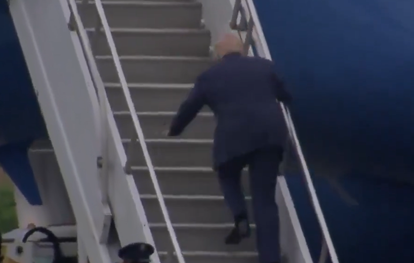 特朗普登機險面向地跌倒 迴力鏢昔日諷拜登老到走路不穩(有片)