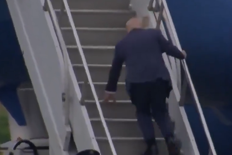 特朗普登機險面向地跌倒 迴力鏢昔日諷拜登老到走路不穩(有片)