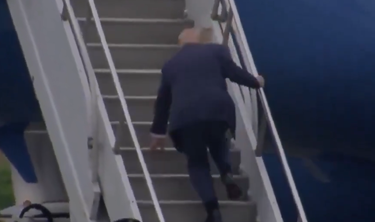 特朗普登機險面向地跌倒 迴力鏢昔日諷拜登老到走路不穩(有片)