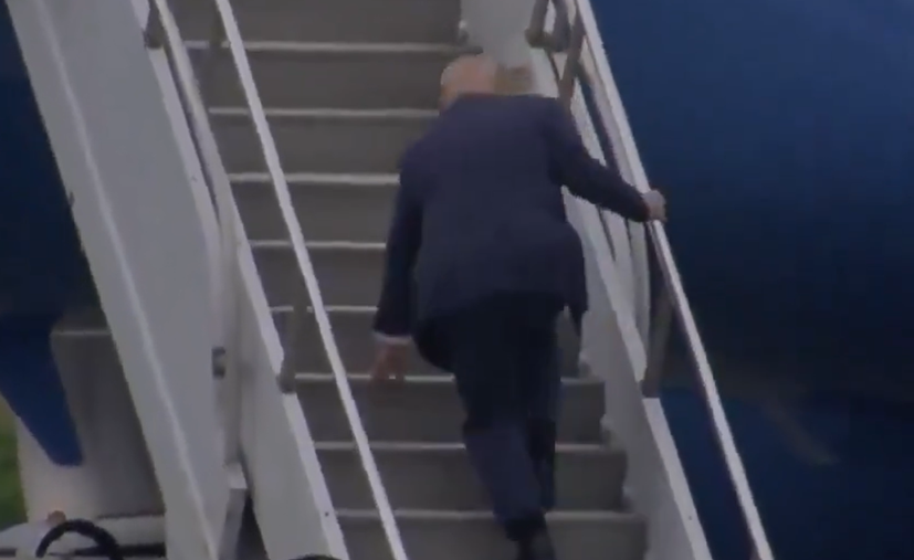 特朗普登機險面向地跌倒 迴力鏢昔日諷拜登老到走路不穩(有片)