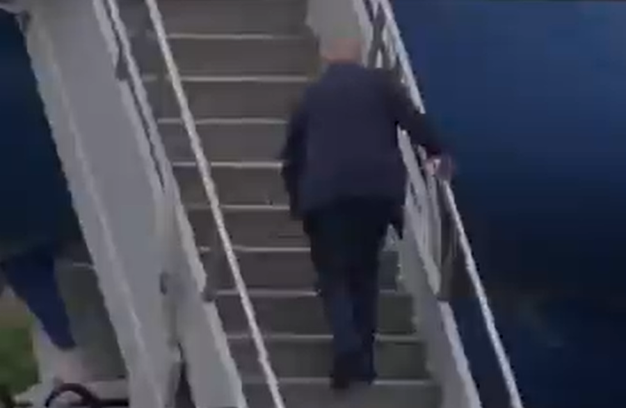 特朗普登機險面向地跌倒 迴力鏢昔日諷拜登老到走路不穩(有片)