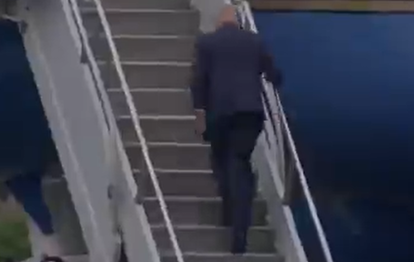 特朗普登機險面向地跌倒 迴力鏢昔日諷拜登老到走路不穩(有片)