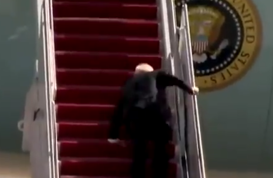 特朗普登機險面向地跌倒 迴力鏢昔日諷拜登老到走路不穩(有片)