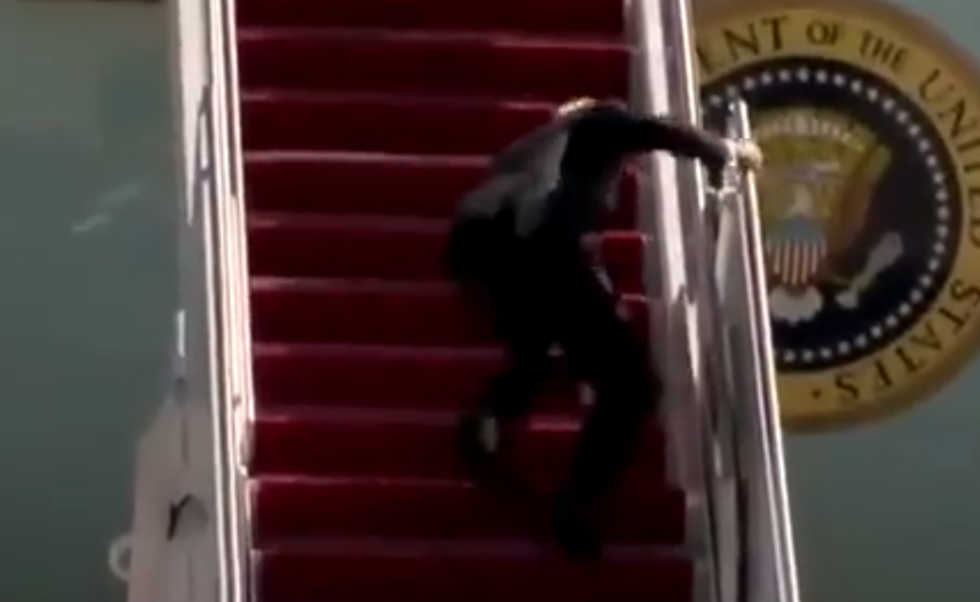 特朗普登機險面向地跌倒 迴力鏢昔日諷拜登老到走路不穩(有片)