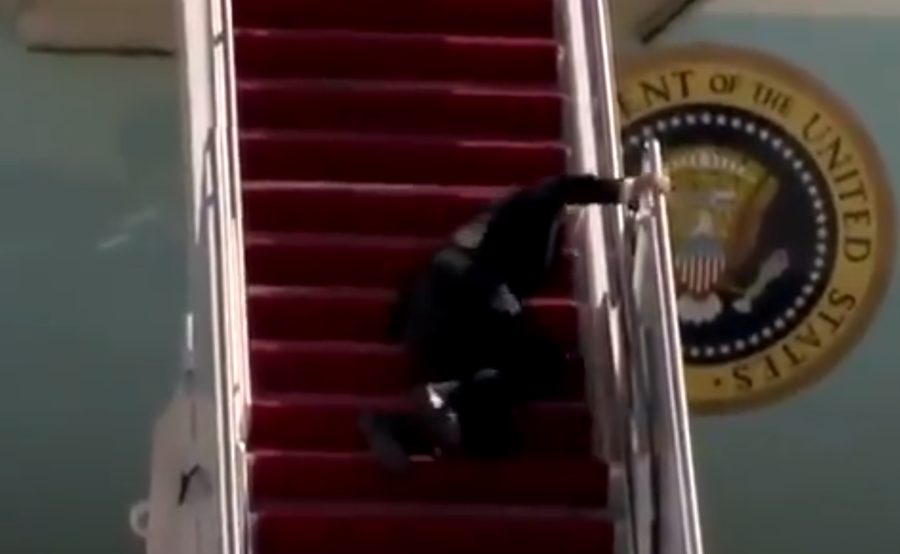 特朗普登機險面向地跌倒 迴力鏢昔日諷拜登老到走路不穩(有片)