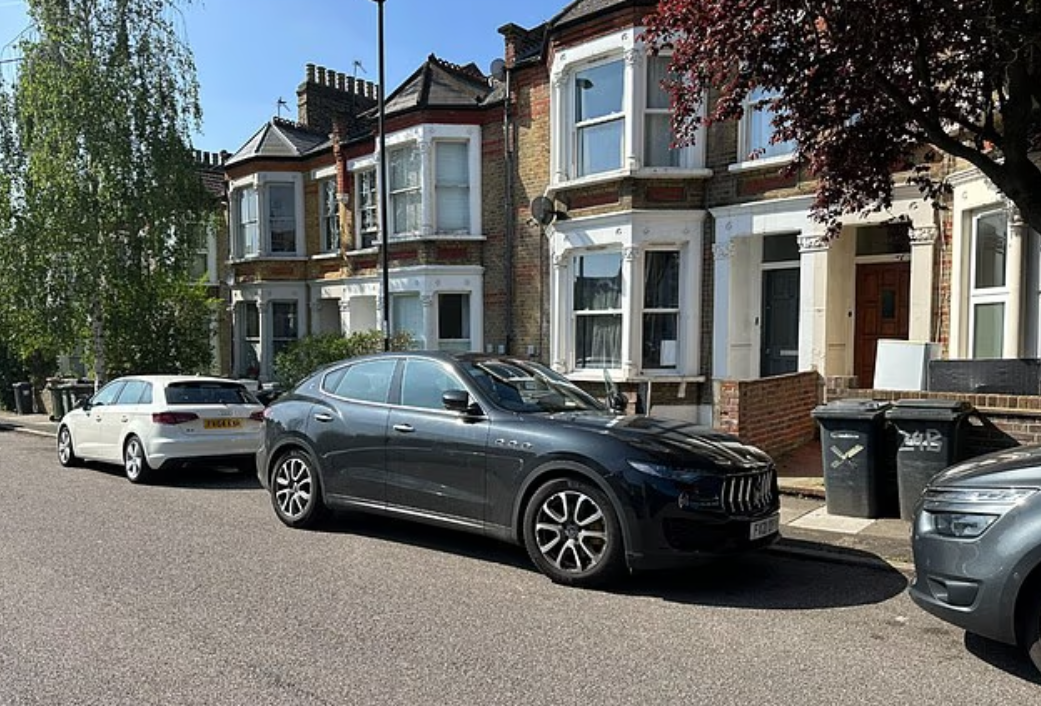 二人的座駕本來泊在屋內,懷疑半夜被賊人用拖車拖走。(互聯網)