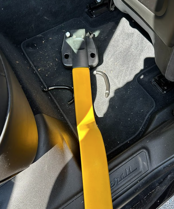 軚盤鎖被賊人剪開,丟在車內。(互聯網)