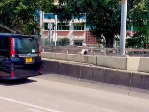 老翁繼續由橋面落斜往彩雲方向行駛。(馬路的事討論區Facebook)