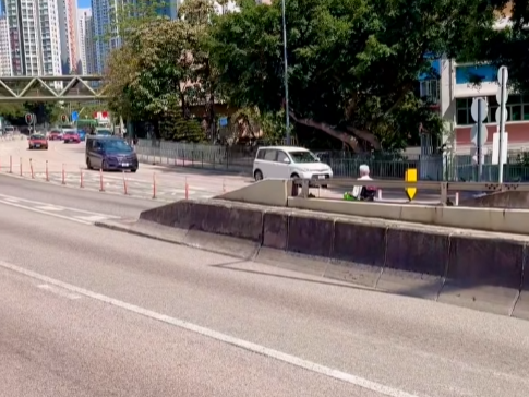 老翁繼續由橋面落斜往彩雲方向行駛。(馬路的事討論區Facebook)