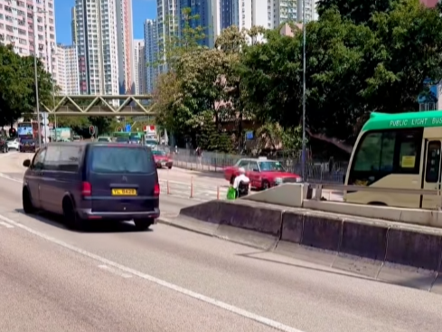 影片結尾,小巴仍然與老翁保持距離。(馬路的事討論區Facebook)