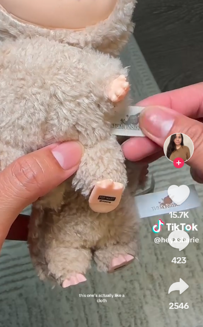 真貨Labubu與被稱為Lafufu的假貨分別。(互聯網)