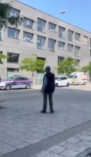 奧地利第二大城市格拉茨發生校園槍擊,多輛警車趕往現場。(互聯網)