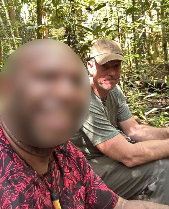 埃克索被嚮導發現眼有水蛭。(互聯網)