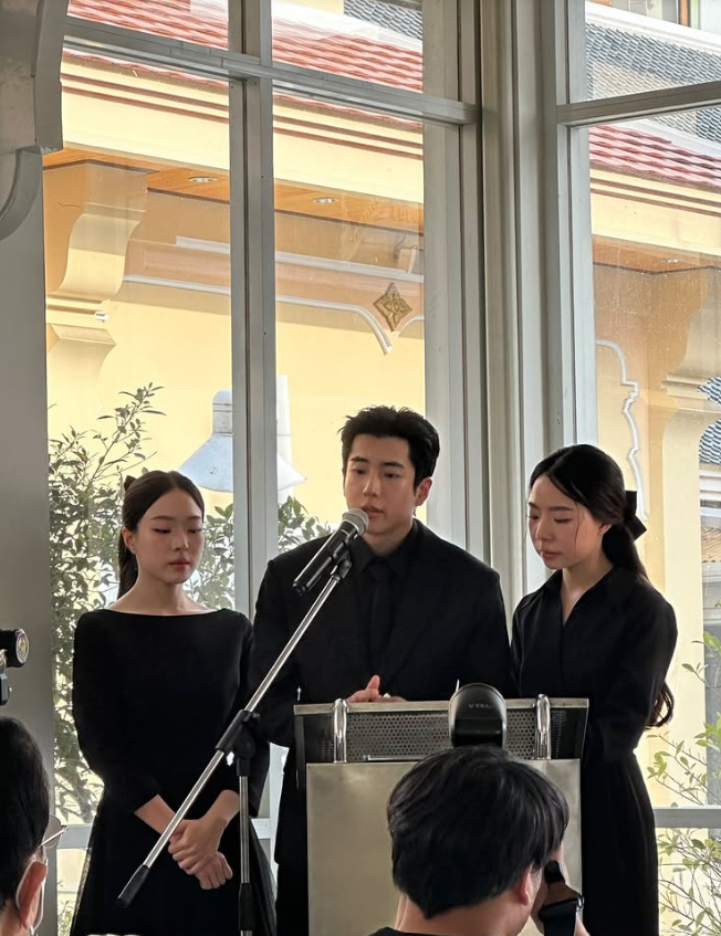 查朗桑提納托古與兩個妹妹在母親喪禮上神情哀傷。