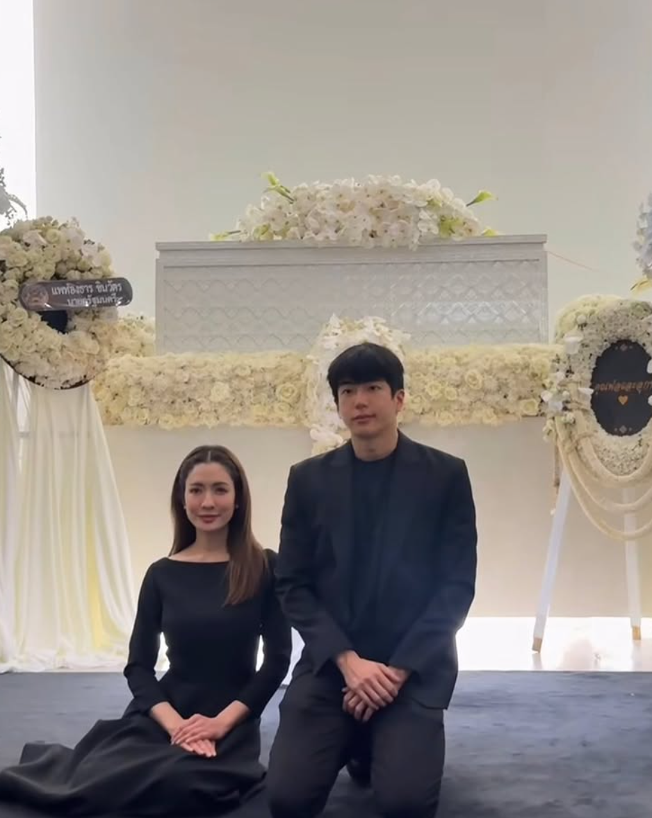 Nonkul與44歲女友Aff在母親靈堂合照。