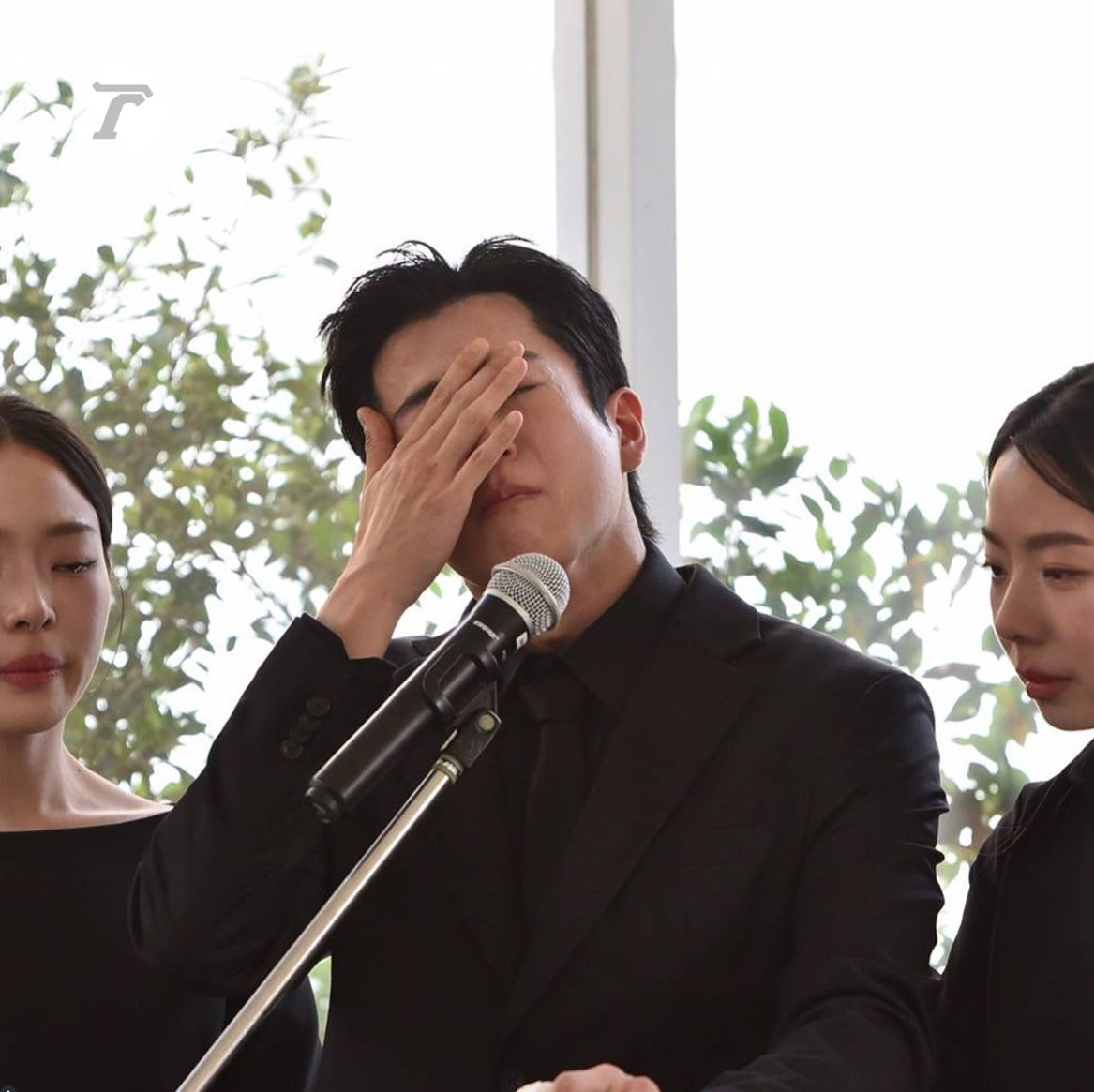 查朗桑提納托古與兩個妹妹在母親喪禮上神情哀傷。