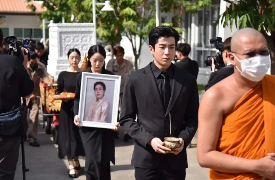 Nonkul母親已經出殯。