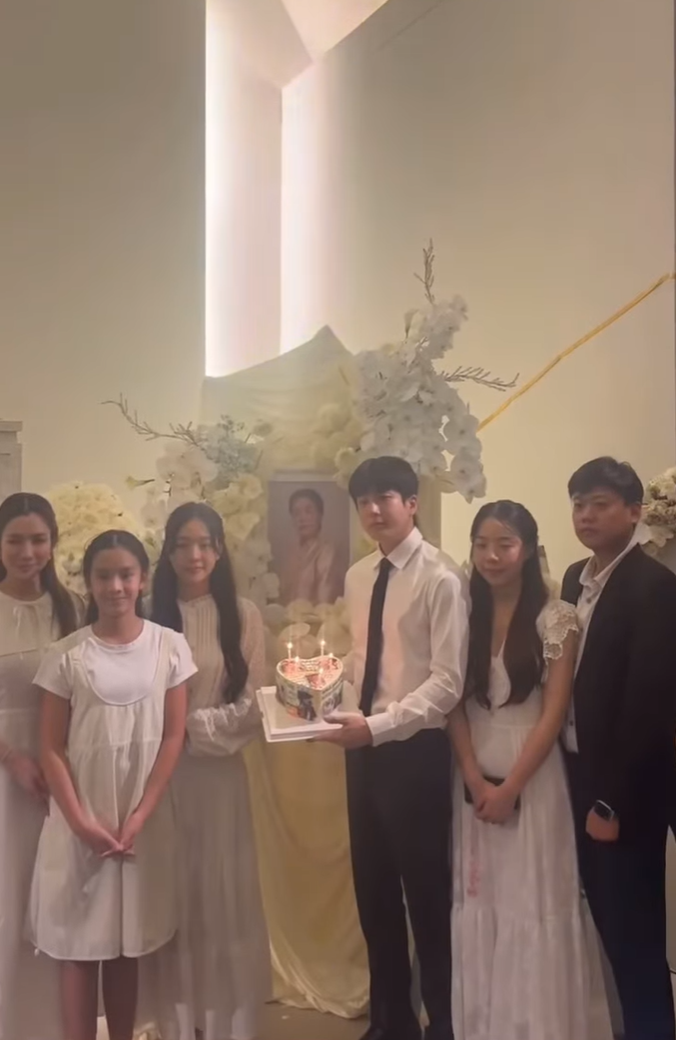 Nonkul在靈堂獲44歲女友Aff(左)及其女送上蛋糕慶祝29歲生日。