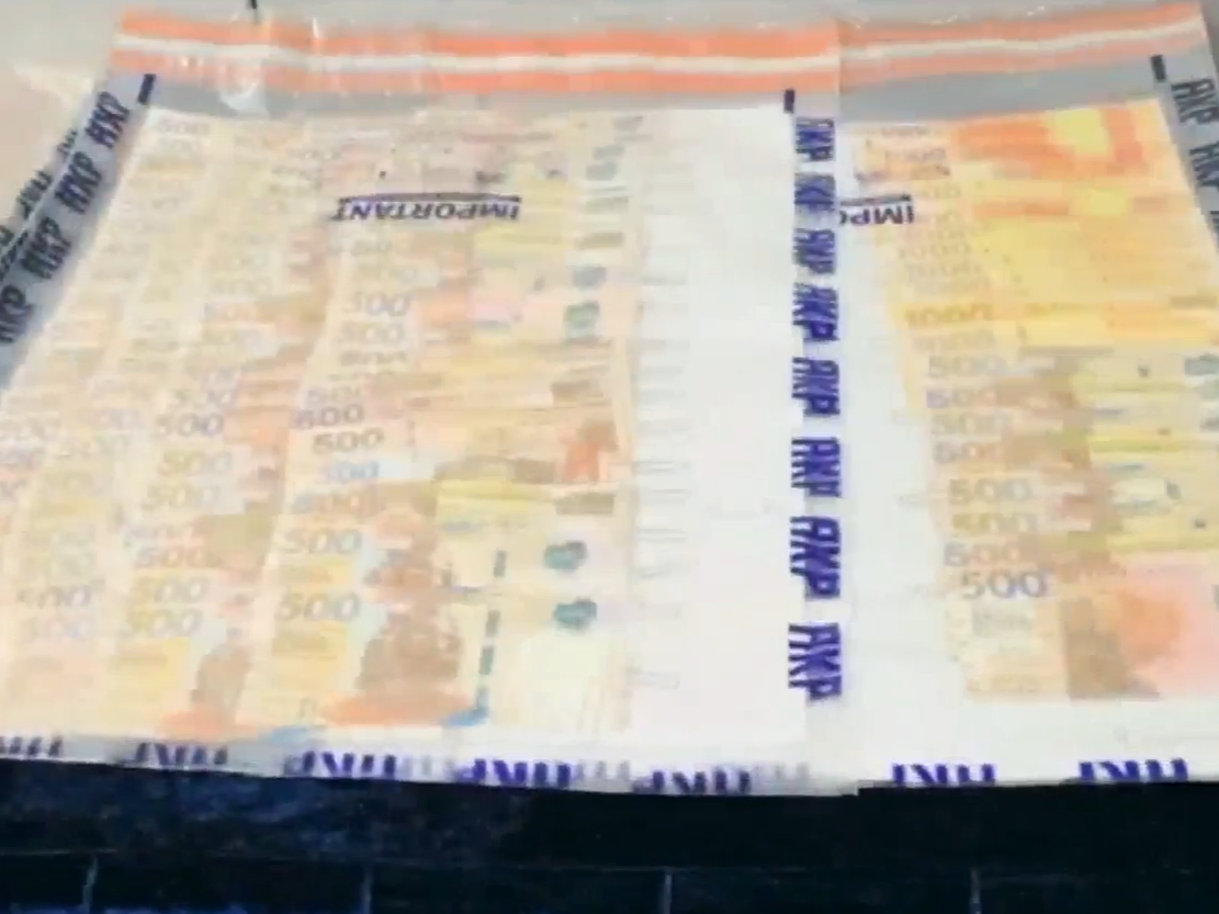 警旺角酒店檢1300萬元海洛英,揭墨西哥情侶為7萬元來港販毒。(香港警察Facebook直播截圖)