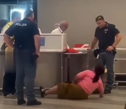 華人大媽在米蘭機場滾地哭鬧。