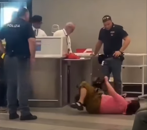 華人大媽在米蘭機場滾地哭鬧。