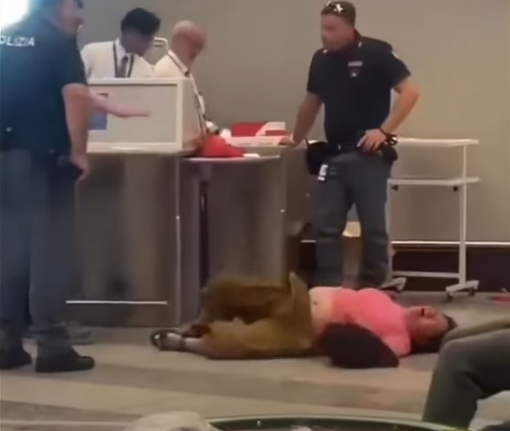 華人大媽在米蘭機場滾地哭鬧。