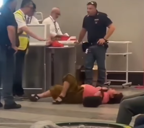 華人大媽在米蘭機場滾地哭鬧。