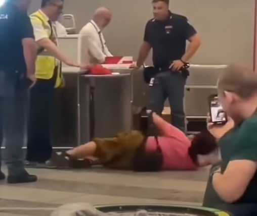 華人大媽在米蘭機場滾地哭鬧。