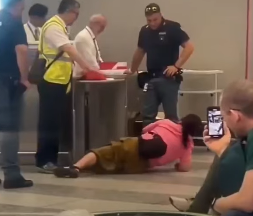 華人大媽在米蘭機場滾地哭鬧。(互聯網)