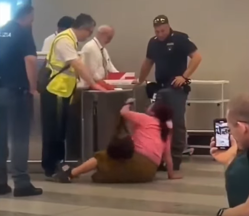 華人大媽在米蘭機場滾地哭鬧。(互聯網)