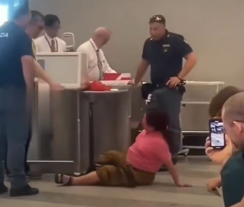 華人大媽在米蘭機場滾地哭鬧。(互聯網)