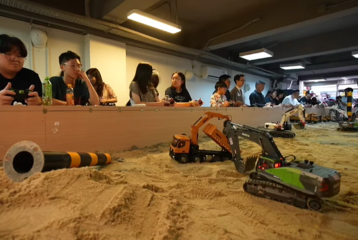 全港首間搖控鏟泥車主題cafe「英雄傳」。 (照片取自英雄傳IG)