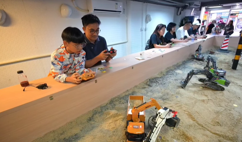 全港首間搖控鏟泥車主題cafe「英雄傳」。 (照片取自英雄傳IG)