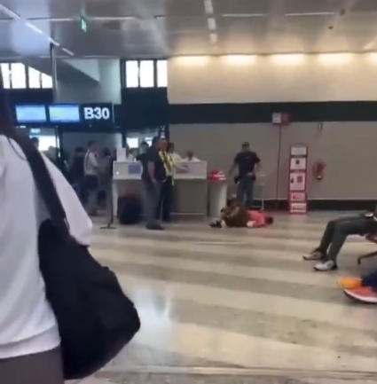 華人大媽在米蘭機場滾地哭鬧。(互聯網)