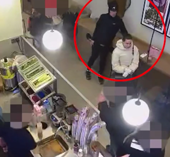 賊人取走手機經過。(互聯網)