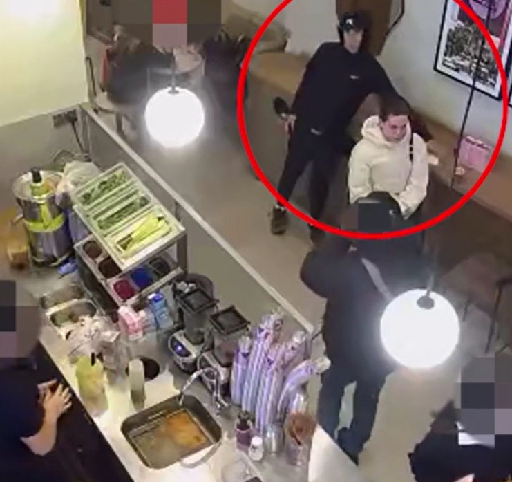 賊人取走手機經過。(互聯網)