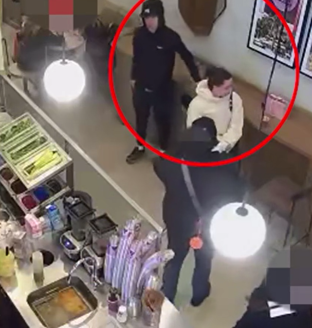 賊人取走手機經過。(互聯網)