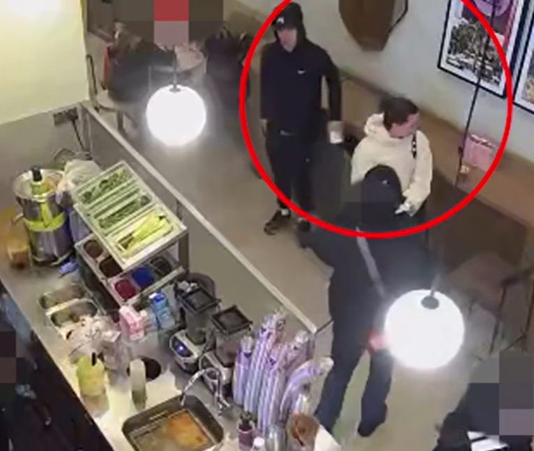 賊人取走手機經過。(互聯網)