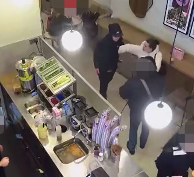 賊人取走手機經過。(互聯網)