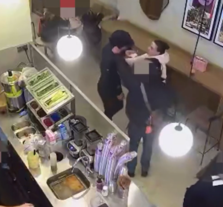 賊人取走手機經過。(互聯網)